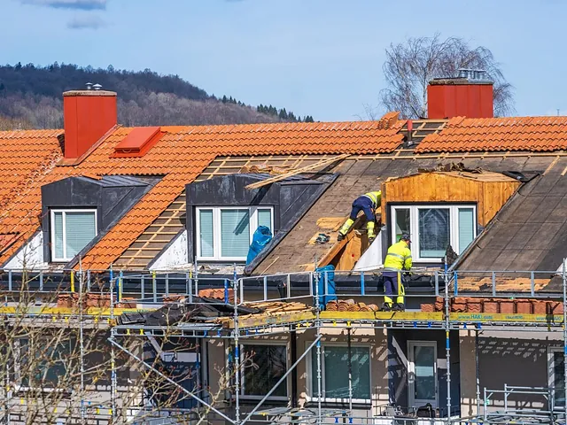 Snekker måler opp før kapp av plank